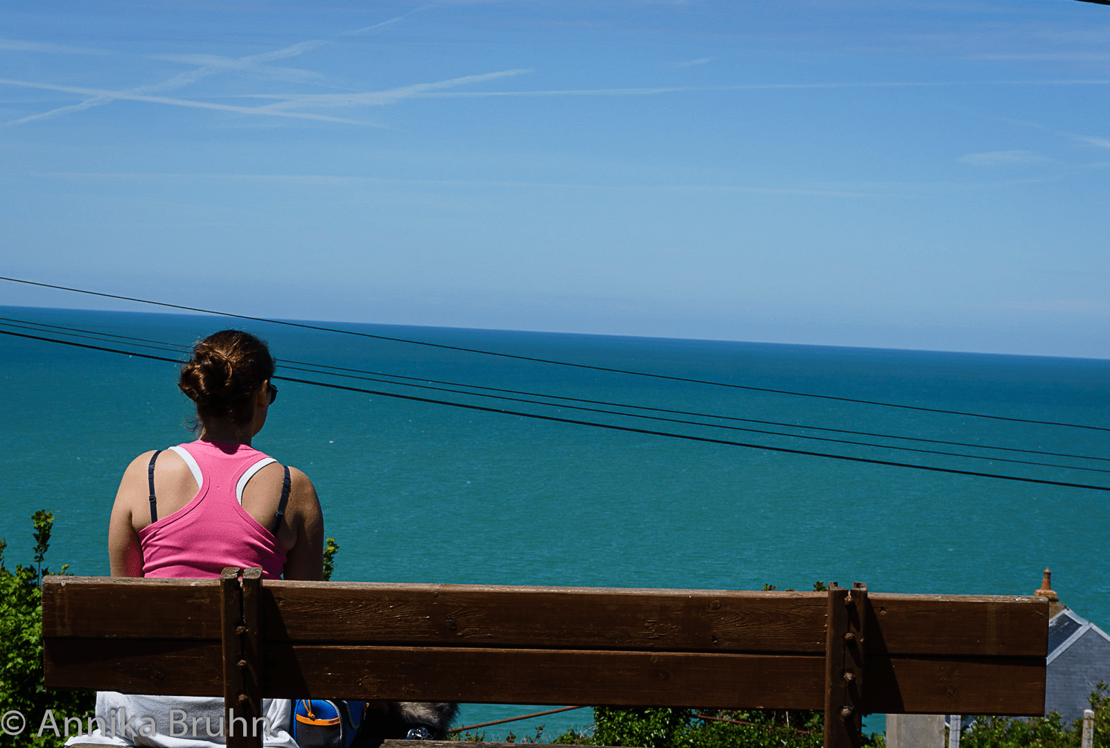 Annika mit Blick aufs Meer